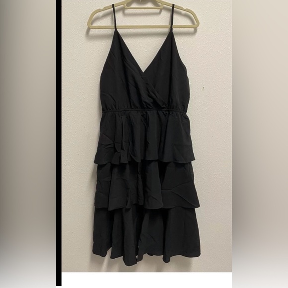 entro Dresses & Skirts - 🖤BNWT Super cute high quality teired black dress